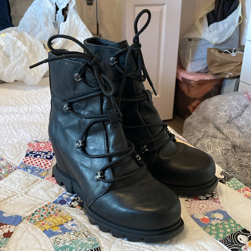 Sorel Joan of Artic Black lace up wedged booties black leather sz 9